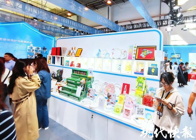 淮安好物凭“版权”闯世界瓦力棋牌冰箱贴亮晶瓷！(图3)