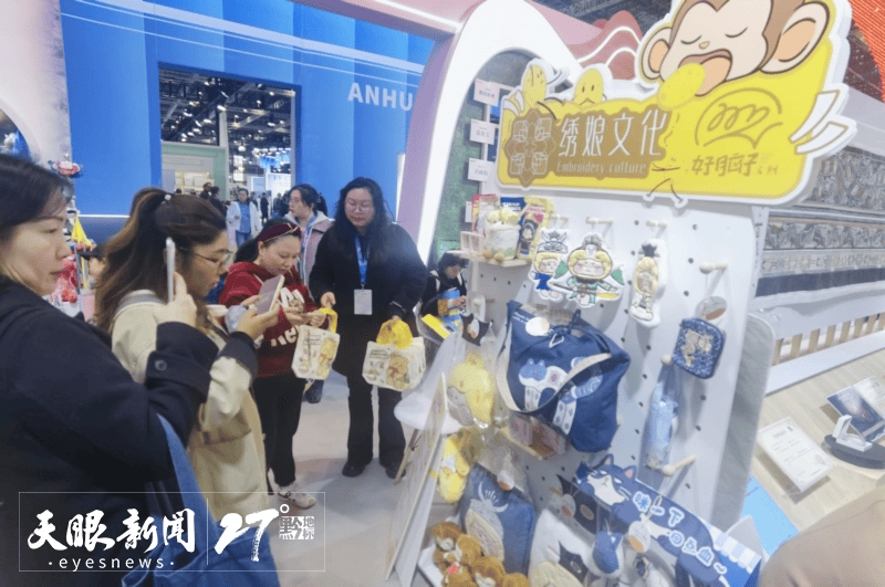 文创展位人气高 聚焦长三角文博会瓦利棋牌不让喜爱因价格却步！这家(图2)