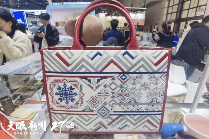 文创展位人气高 聚焦长三角文博会瓦利棋牌不让喜爱因价格却步！这家(图3)